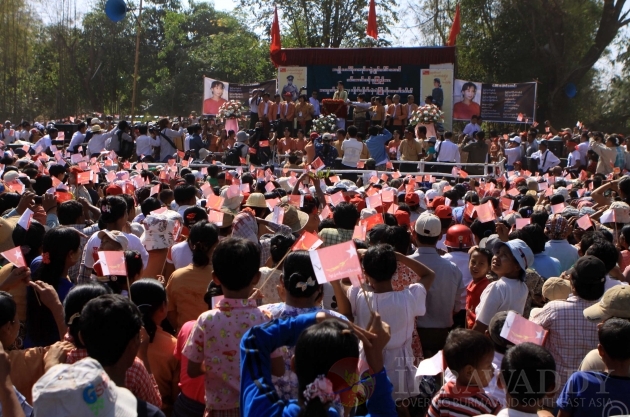 Daw Suu campaigns to Ah-Pyauk village, Kaw-Hmu Township, 20th Feb 2012.