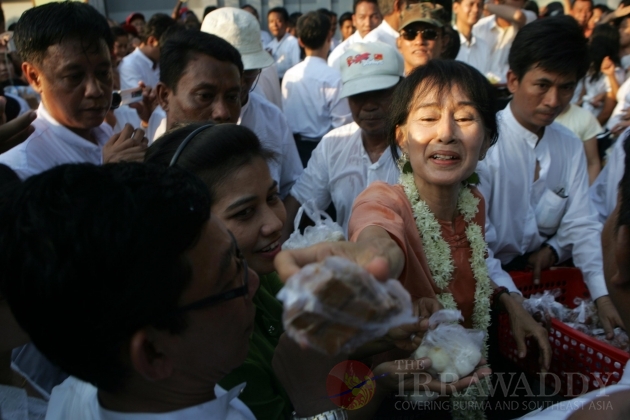 Daw Suu Kyi donates food to supporters during Myanmar New Years day