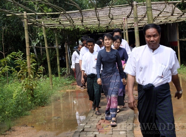 Aung San Suu Kyi visits Kaw-Hmu township
