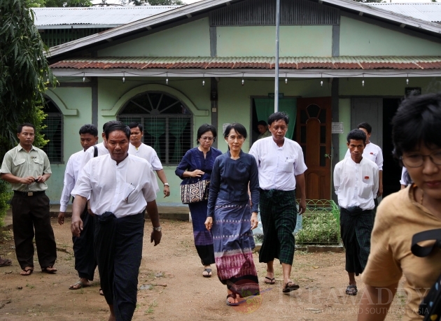 Aung San Suu Kyi visits Kaw-Hmu township