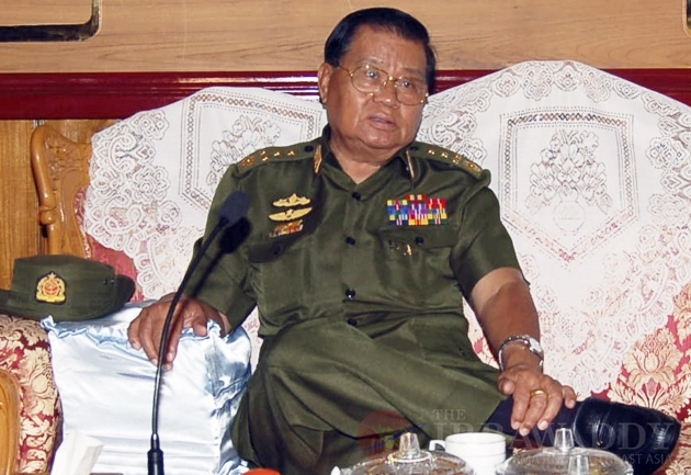 General Than Shwe delivers a speech at cadet training