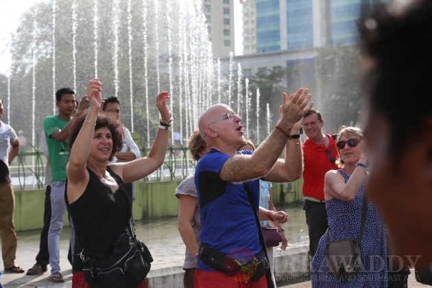 Burma U- 19 football team greet fans in Rangoon