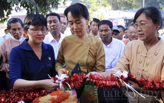 Pro-democracy leader Aung San Sun Kyi opened exhibition ceremony at Shwegondaing office center, the beneficial from the selling will donate to the social work.