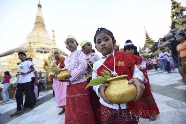 Mon youth association pours water on Boa tree