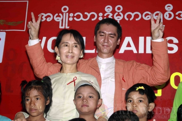 Burma pro-democracy leader Aung San Suu Kyi with her son Kim Aris took photos with Children on the World AIDS Day.