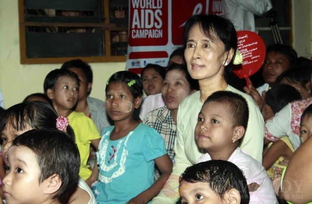 Burma pro-democracy leader Aung San Suu Kyi was among children on the World AIDS day.