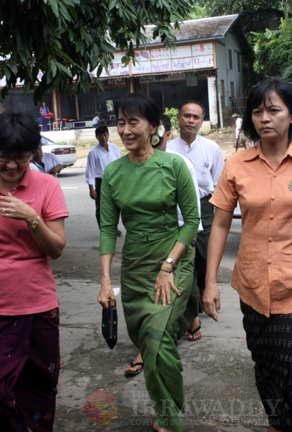 Aung San Suu Kyi at ceremony for journalism course