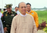 24-08-12 -  PHOTO - Thant Sin Nyein Chan / Irrawaddy President U Thein Sien made a trip to Kyaung Gone Township, Irrawaddy Division on 24 Aug. During his visit he provided 4047.9 Kyat to farmers for cultivation after the recent flood.