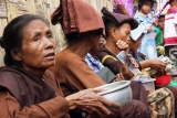 30-08-12 Poverty - PHOTO - Jpaing Women begging on the streets of rangoon.