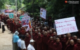 15-10-12 - OIC  protest - PHOTO - Jpaing Buddhist monks protest in central yangon against the opening of an office forThe Organization of Islamic Cooperation (OIC)