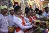 Mon youth association in Rangoon poured water on Boa tree at Shwe Dagon Pagoda on Full Moon Day of Kason, May 2, 2015 and paid obeisance to the pagoda. The association holds the ceremony annually. (Photo: Sai Zaw/The Irrawaddy)