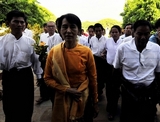 05-07-11 - PHOTO:- Irrawaddy Myanmar democracy leader Aung San Suu kyi visits Anandar pagoda along with her youngest son Kim Aris at Bagan, Myanmar