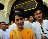 05-07-11 - PHOTO:- Irrawaddy Aung San Suu kyi and her younger son, Kim Aris, visit Bagan in central Burma