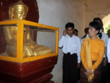 05-07-11 Aung San Suu kyi visits Bagan with her son, kim Aris