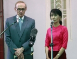 Myanmar opposition leader Aung San Suu Kyi, right, talks to journalists during a press conference after meeting with Australian Foreign Minister Bob Carr, left, at her lakeside residence on Wednesday, June.6, 2012, in Yangon, Myanmar. (AP Photo/Khin Maung Win)