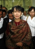 Myanmar opposition leader Aung San Suu Kyi, center, arrives at Yangon International Airport Sunday ,June.3 2012,in Yangon Myanmar. after attending economic forum in Thailand, Bangkok -