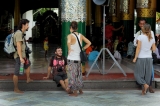 27-08-12 - PHOTO Jpaing tourists visit a temple in rangoon.