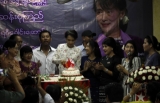 19-06-13 Photo Jpaing Daw Aung San Suu Kyi celebrates her birthday with supporters