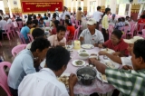 President Htin Kyaw and his wife Su Su Lwin distributed free meals to residents in Rangoon’s Thone Kwa Township on April 19,2016.  (Photos: Pyay Kyaw/ The Irrawaddy)