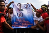 Migrant workers, supporters of Myanmar Foreign Minister and State Counselor Aung San Suu Kyi, arrive to meet her at the coastal fishery centre of Samut Sakhon, Thailand on June 23, 2016. ( Photo - JPaing / The Irrawaddy )